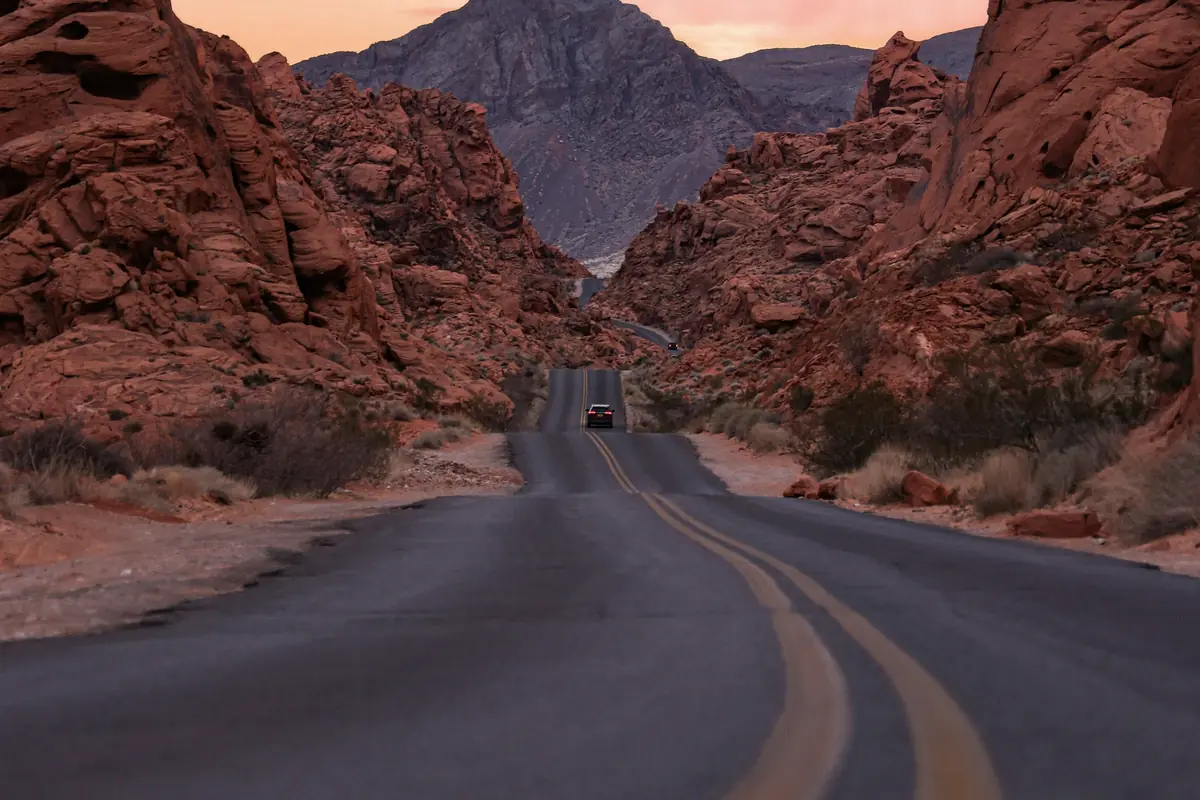 Carretera entre formaciones rocosas del desierto