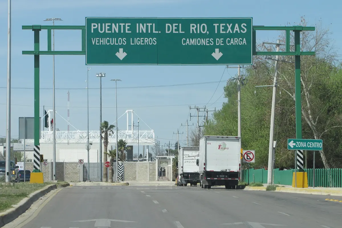 Señalización hacia el puente internacional Ciudad Acuña-Del Río