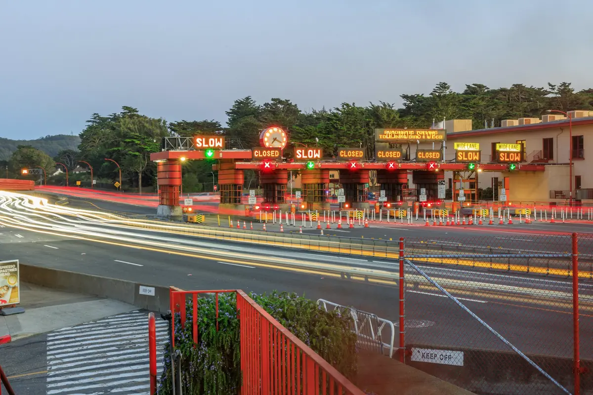 Caseta de cobro en una autopista al atardecer